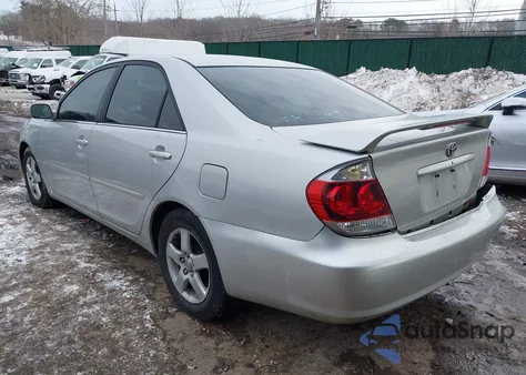 2005 Toyota Camry Se z USA, uszkodzony, nr VIN 4T1BE32K95U597204